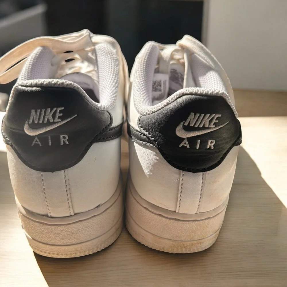 Nike Air Force 1 white and black youth sneakers sz 6.5Y Euc